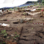 Site EfCt-1. Dégagement d'une structure de pierre et du sol d'occupation.